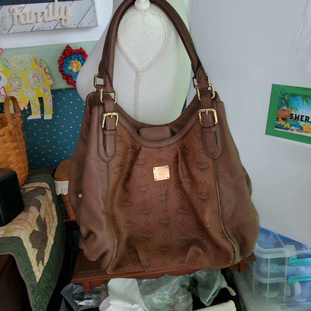 MCM EUC LRG VISESTOS LEATHER TRIANGLE HOBO.  C